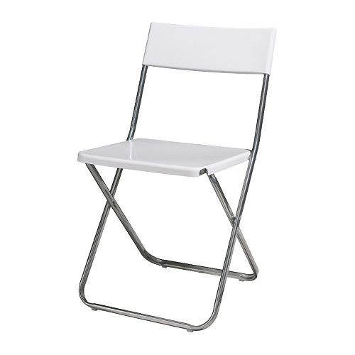 Chaise pliante blanche (120 chaises disponibles).